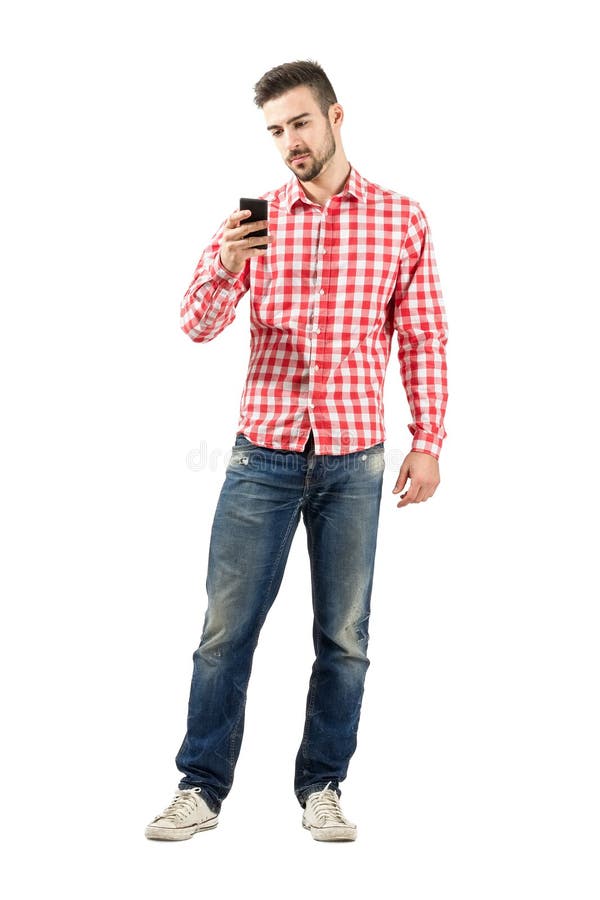 Hombre joven serio que toma la foto con smartphone imagenes de archivo Hombre joven serio que toma la foto con smartphone imagenes de archivo