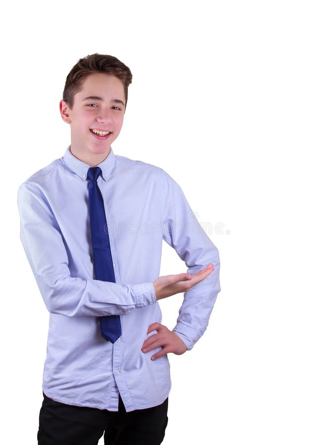Hombre joven sonriente feliz que presenta y que muestra su texto o producto aislado en el fondo blanco fotografía de archivo libre de regalías Hombre joven sonriente feliz que presenta y que muestra su texto o producto aislado en el fondo blanco fotografía de archivo libre de regalías