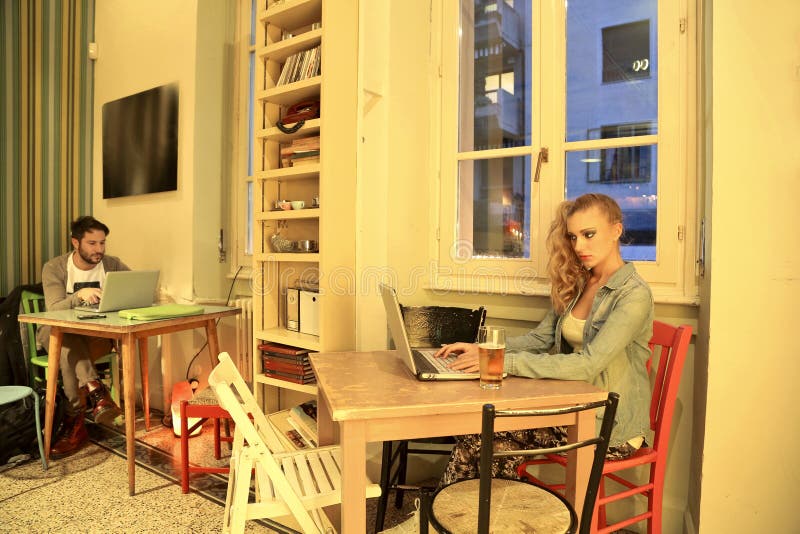 Hombre joven y mujer en un caffè fotografía de archivo Hombre joven y mujer en un caffè fotografía de archivo