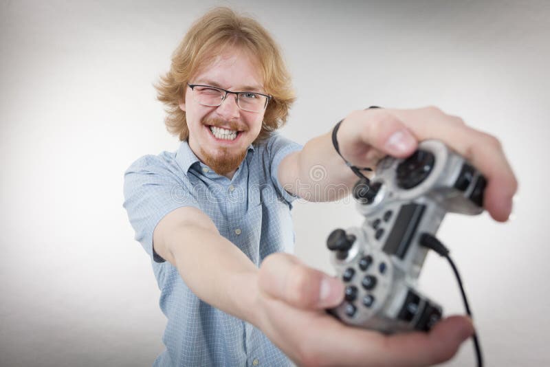 Hombre jugador sostiene el panel de juegos fotos de archivo libres de regalías