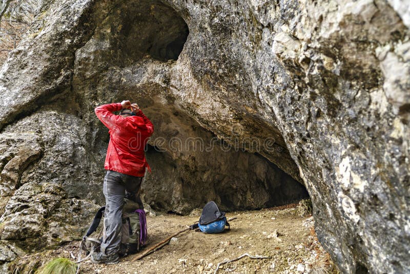 Hombre Listo Para Explorar Una Cueva Imagen de archivo Imagen de