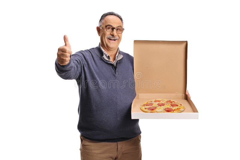 Hombre maduro cargando pizza en una caja y haciendo gestos de pulgares hacia arriba fotografía de archivo libre de regalías
