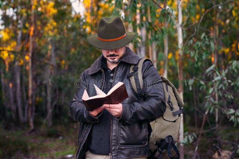 Hombre Maduro Con Sombrero Y Chaqueta Mirando Libro Viejo En El Bosque Con  Espacio Para Copiar Texto Foto de archivo - Imagen de libertad, cierre:  168025332