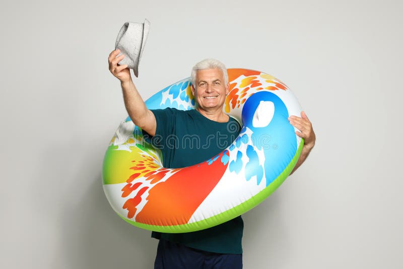 Hombre maduro divertido con el anillo inflable brillante foto de archivo libre de regalías Hombre maduro divertido con el anillo inflable brillante foto de archivo libre de regalías