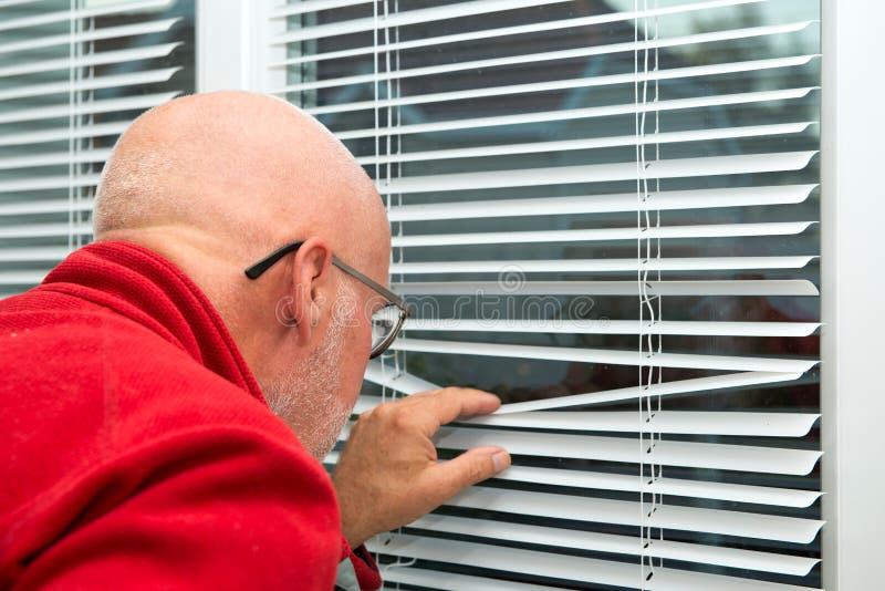 Hombre maduro que mira hacia fuera la ventana imágenes de archivo libres de regalías Hombre maduro que mira hacia fuera la ventana imágenes de archivo libres de regalías