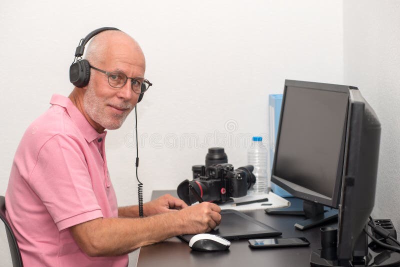 Hombre maduro que trabaja en su tableta de gráficos fotografía de archivo libre de regalías Hombre maduro que trabaja en su tableta de gráficos fotografía de archivo libre de regalías