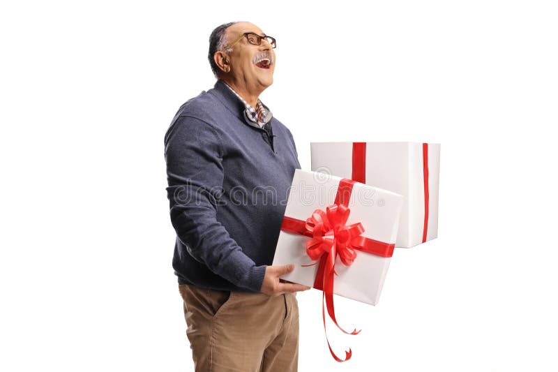 Hombre maduro y muy feliz abriendo un regalo fotos de archivo
