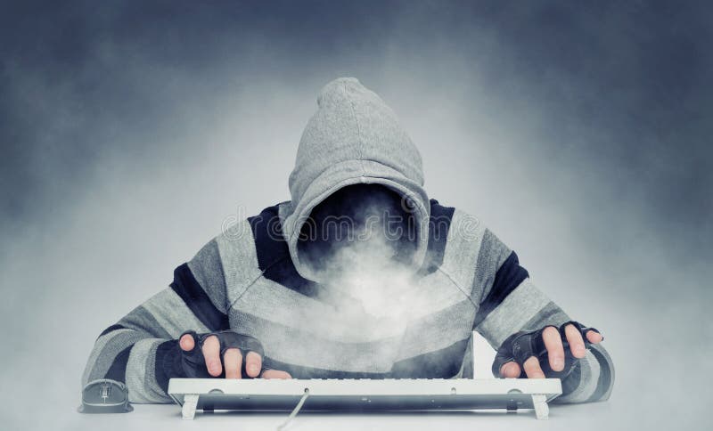 Hombre malvado del pirata informático anónimo en la sudadera con capucha detrás del teclado, humo en vez de la cara imágenes de archivo libres de regalías Hombre malvado del pirata informático anónimo en la sudadera con capucha detrás del teclado, humo en vez de la cara imágenes de archivo libres de regalías