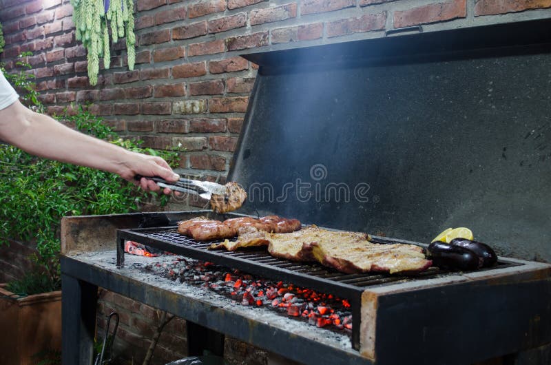 Hombre Mano Cocinando Una Deliciosa Barbacoa Argentina En Una Parrilla De  Carbón Imagen de archivo - Imagen de vaca, asador: 211505399