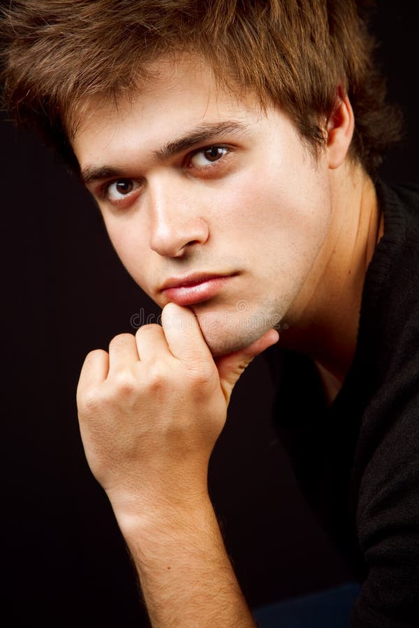 Hombre masculino hermoso con la mano en la barbilla foto de archivo