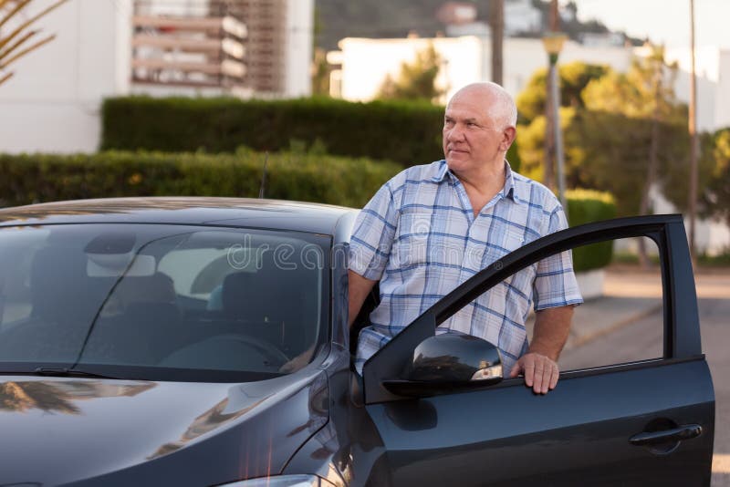 Hombre mayor cerca del coche imagen de archivo libre de regalías Hombre mayor cerca del coche imagen de archivo libre de regalías