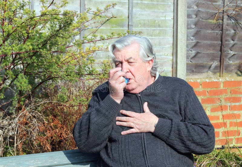 Hombre mayor con el inhalador del asma. fotos de archivo libres de regalías Hombre mayor con el inhalador del asma. fotos de archivo libres de regalías