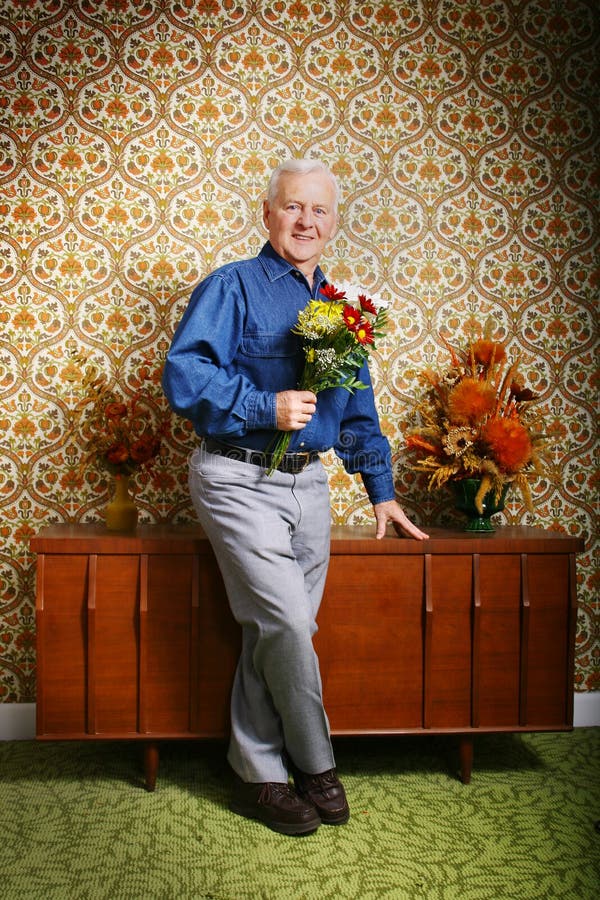 Hombre mayor con las flores fotografía de archivo libre de regalías Hombre mayor con las flores fotografía de archivo libre de regalías