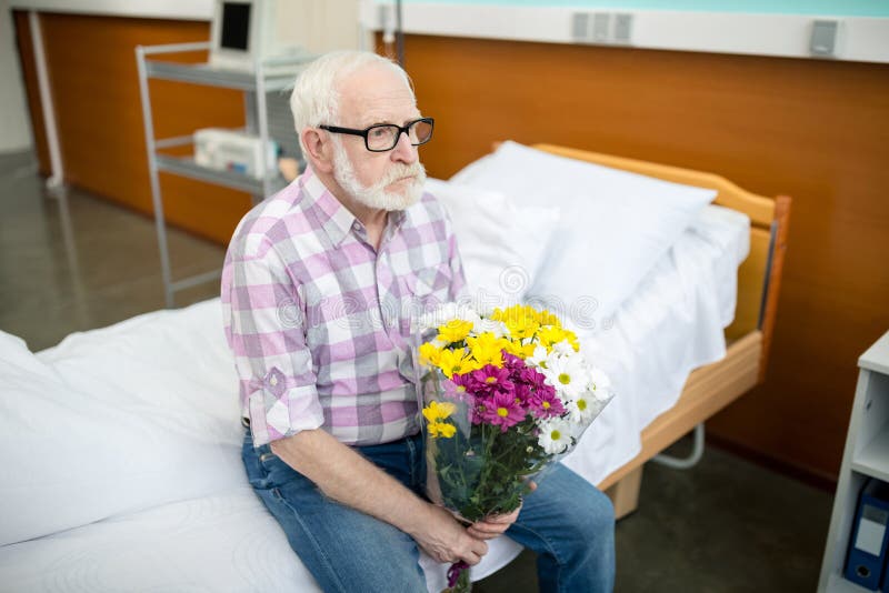 Hombre Mayor Con Las Flores En Hospital Imagen de archivo - Imagen de barbudo, gente: 93021037 Hombre Mayor Con Las Flores En Hospital Imagen de archivo - Imagen de barbudo, gente: 93021037