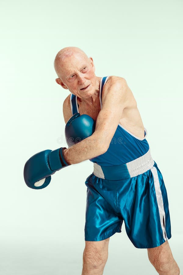 Hombre Mayor Con Ropa Deportiva Boxeo Aislado En El Fondo De Estudio.  Concepto De Actividad Deportiva Movimiento Bienestar Imagen de archivo -  Imagen de jugador, aislado: 211344951