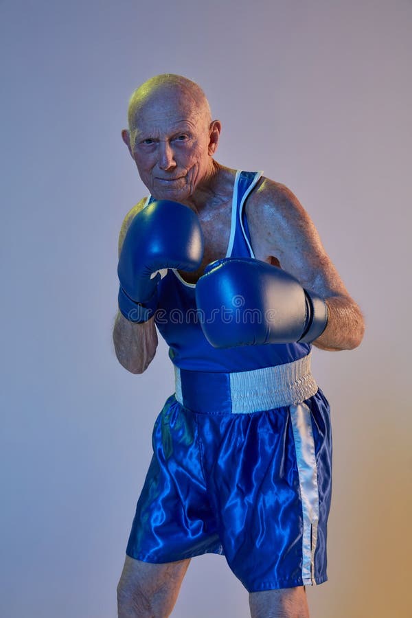 Hombre Caucásico, Boxeador Profesional En Boxeo De Ropa Deportiva En El  Fondo Del Estudio Con Luz De Neón Degradada. Concepto De Deporte,  Actividad, Movimiento, Bienestar. Fotos, retratos, imágenes y fotografía de  archivo