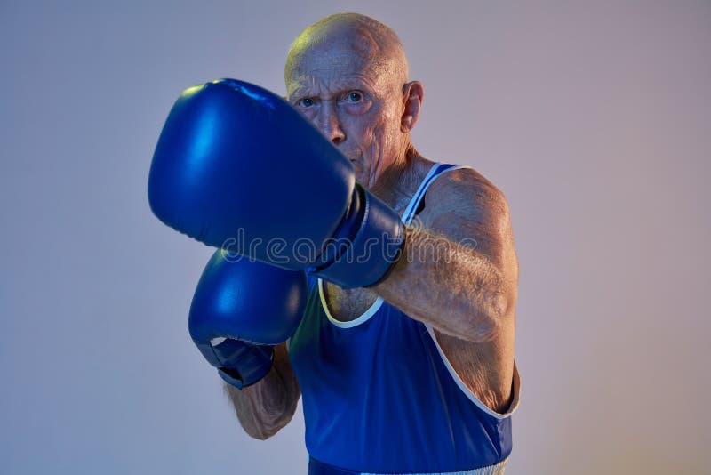 hombre con ropa deportiva entrenando boxeo en el gimnasio con bolsas de  empuje. iluminado por la luz 15244296 Foto de stock en Vecteezy