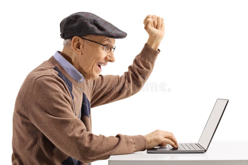 Hombre mayor emocionado con un ordenador portátil que gesticula felicidad