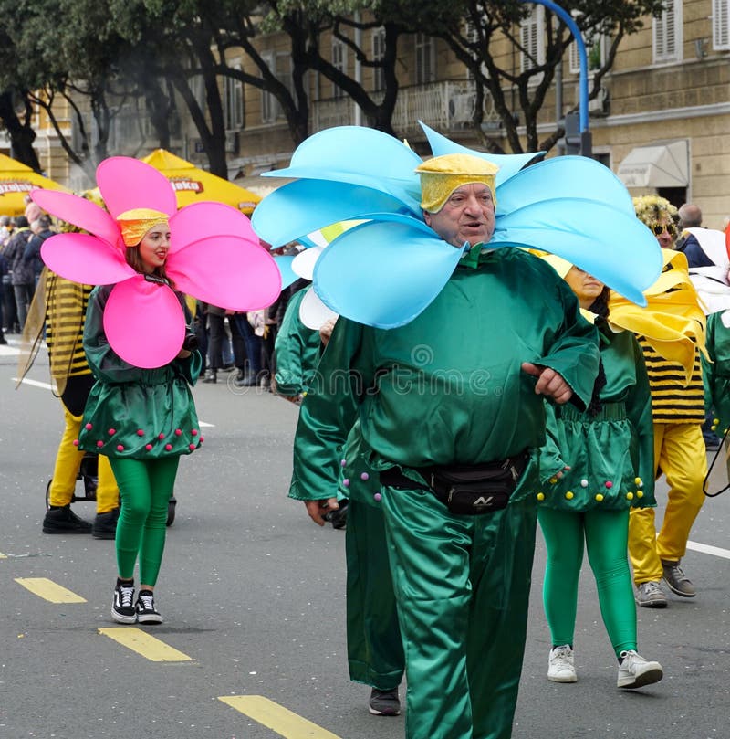 Mujeres Mayores Vestidas Con Disfraces De Vendedoras De Palomitas En El  Desfile De Carnaval Foto de archivo editorial - Imagen de muchedumbre,  mascarada: 174212143