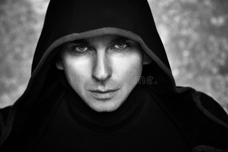 posición abrigo protestante Hombre Misterioso En Sudadera Con Capucha Negra Individuo Atractivo De La Fantasía Foto de archivo - Imagen de sacerdote, malo: 83604682 posición abrigo protestante Hombre Misterioso En Sudadera Con Capucha Negra Individuo Atractivo De La Fantasía Foto de archivo - Imagen de sacerdote, malo: 83604682