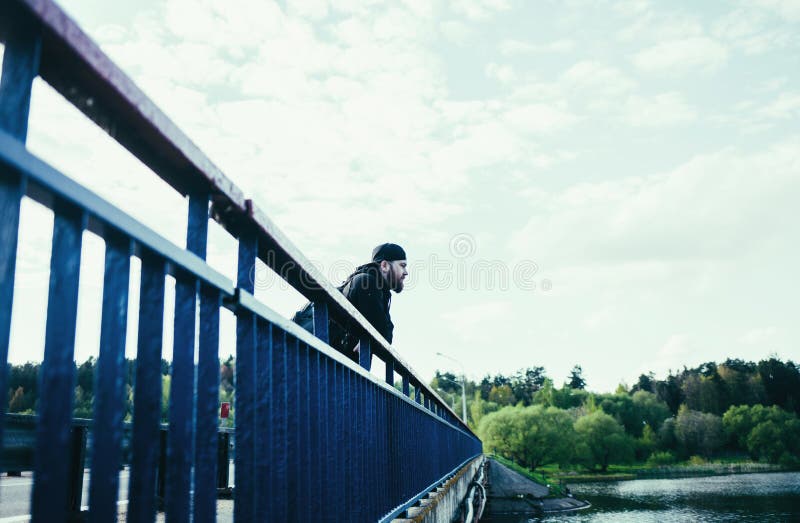 Hombre modelo en el puente fotos de archivo libres de regalías Hombre modelo en el puente fotos de archivo libres de regalías