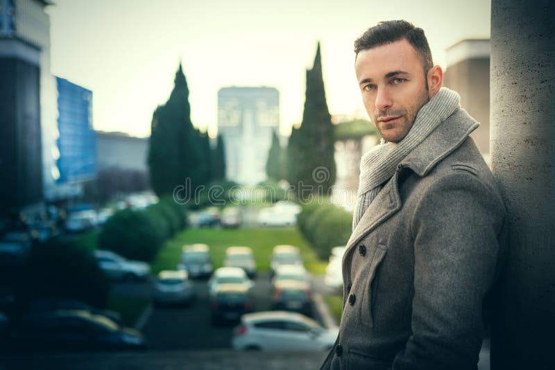 Hombre moderno hermoso en la ciudad Moda para hombre del invierno imágenes de archivo libres de regalías Hombre moderno hermoso en la ciudad Moda para hombre del invierno imágenes de archivo libres de regalías