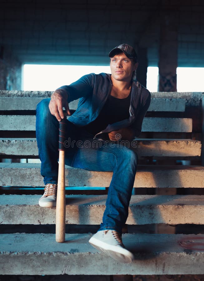 Hombre muscular con el bate de béisbol foto de archivo Hombre muscular con el bate de béisbol foto de archivo