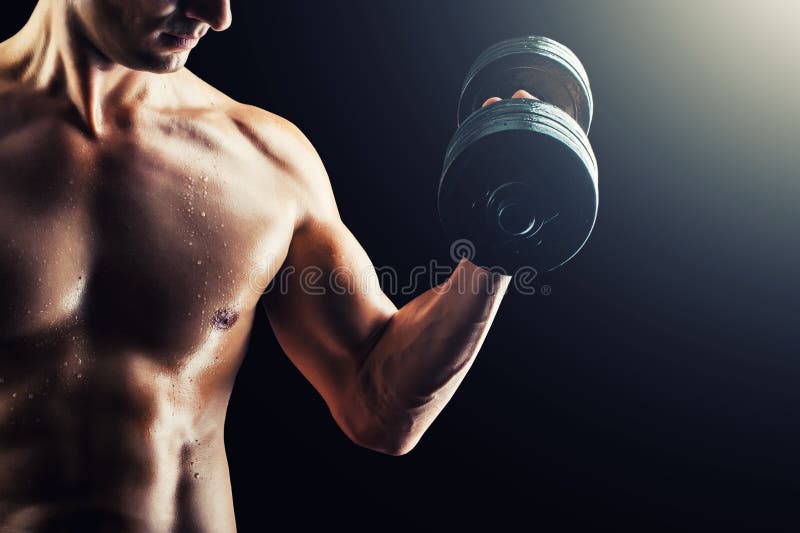 Hombre muscular de la aptitud - culturista con pesa de gimnasia imagen de archivo Hombre muscular de la aptitud - culturista con pesa de gimnasia imagen de archivo