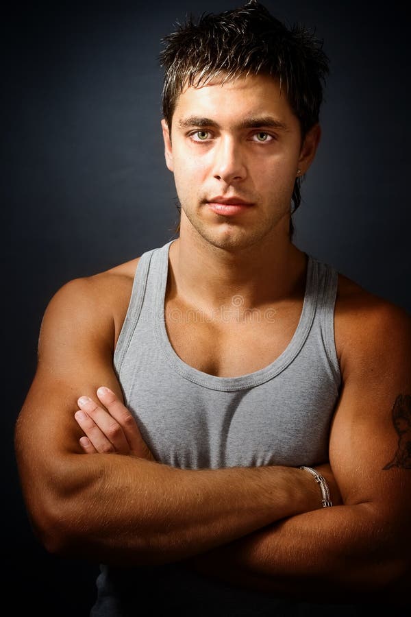 Hombre muscular hermoso con los brazos plegables fotografía de archivo libre de regalías Hombre muscular hermoso con los brazos plegables fotografía de archivo libre de regalías