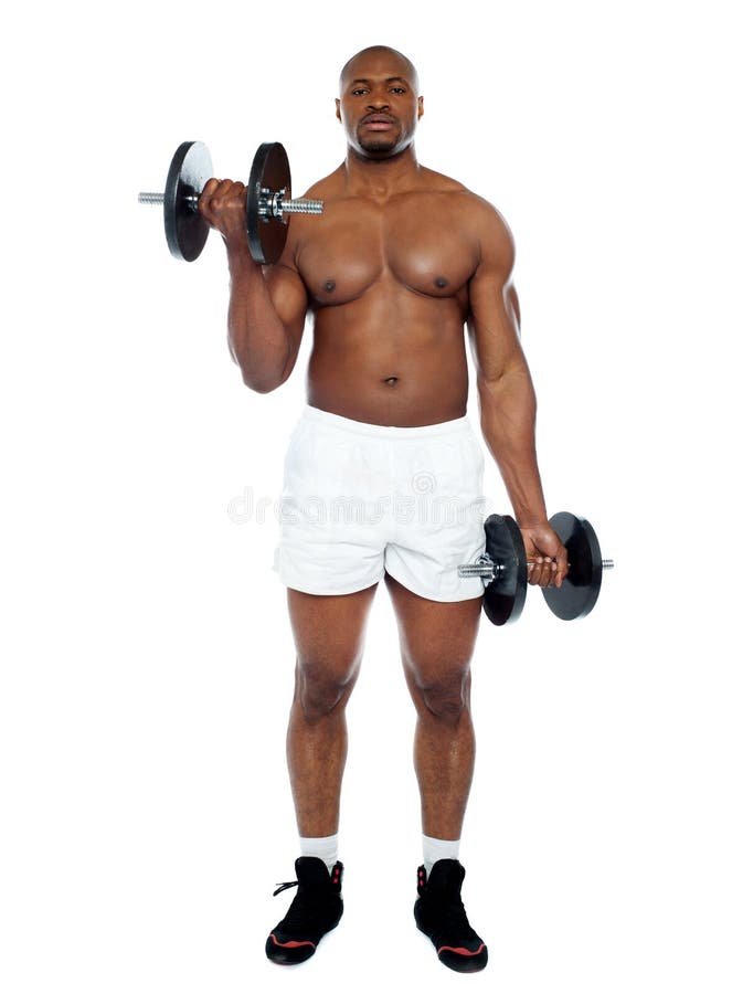 Hombre muscular que ejercita con pesas de gimnasia imagen de archivo libre de regalías Hombre muscular que ejercita con pesas de gimnasia imagen de archivo libre de regalías