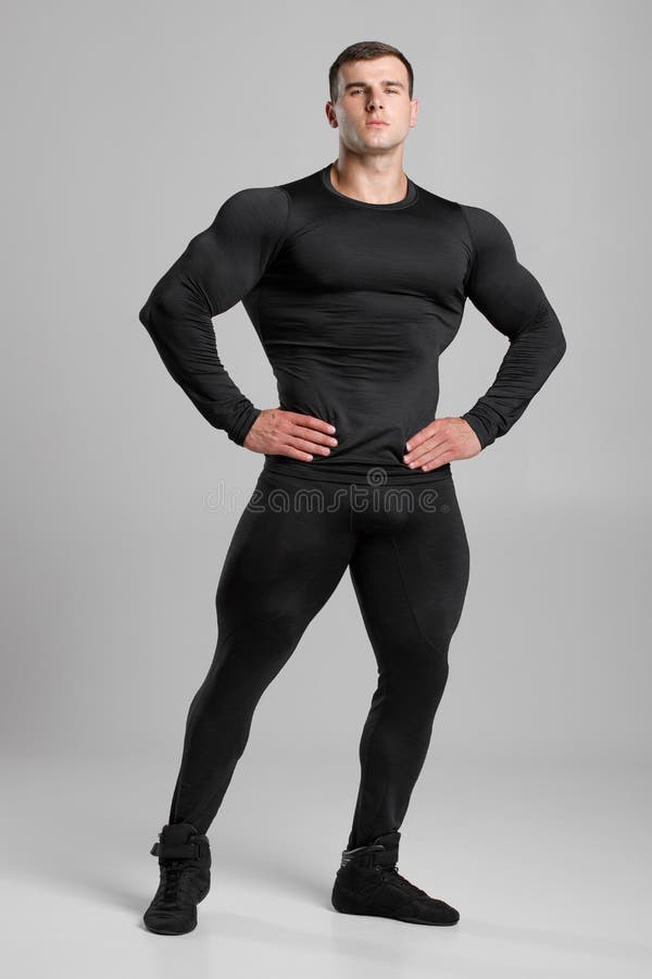 Hombre Musculoso Con Ropa Deportiva De Compresión Negra En Fondo Gris  Imagen de archivo - Imagen de ejercicio, negro: 199349883