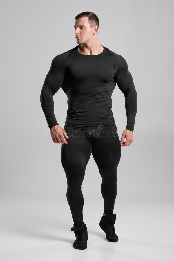 Musculoso Con Ropa De Compresión Negra En Fondo Gris Imagen de archivo - Imagen de muscular, sportswear: 199349891