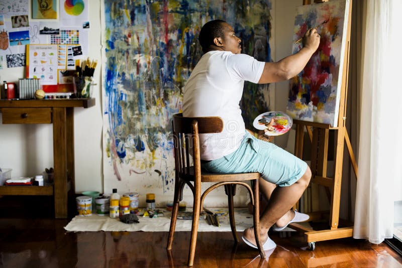 Hombre negro del artista que hace su trabajo de arte