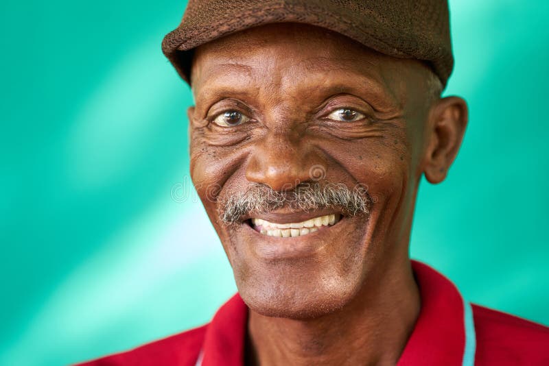 Hombre negro feliz del retrato de la gente de los mayores viejo con el sombrero