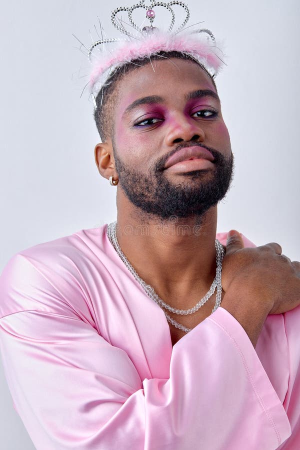 Hombre Negro Glamoroso Con Camisa De Seda Rosa Que Se Ve Bonito