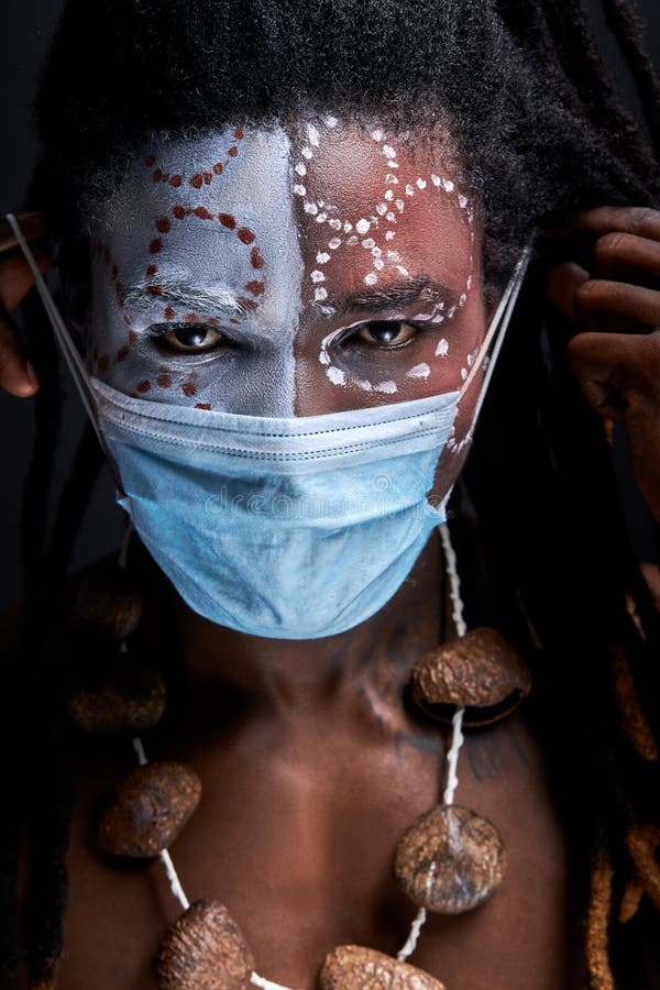 Hombre negro seguro lleva máscara médica protectora fotos de archivo