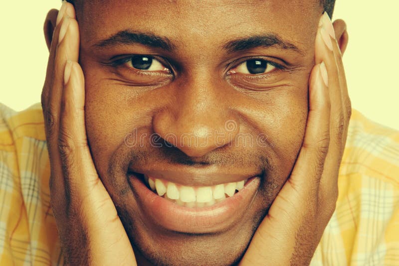 Hombre negro sonriente foto de archivo libre de regalías Hombre negro sonriente foto de archivo libre de regalías
