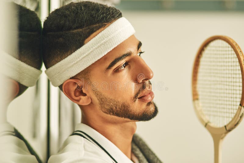 Hombre o atleta de salón con pensamiento para torneo deportivo y competencia con raqueta para squash. Hombres en forma imagen de archivo