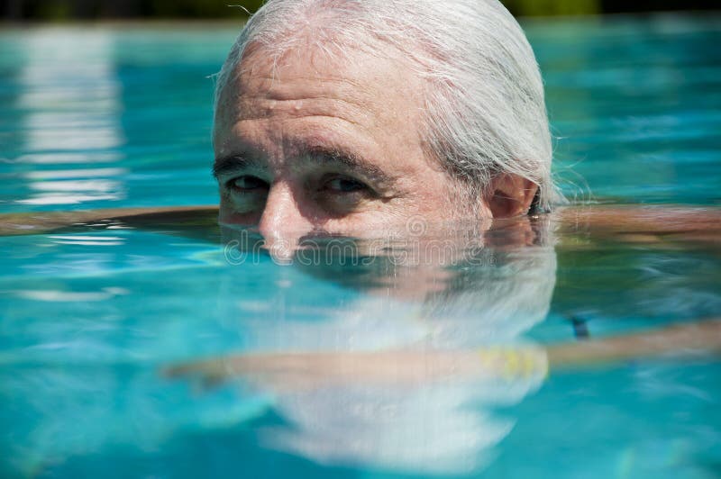 Hombre paralizado mirando desde el agua. contemplar y mirar. hombre mirando con el ojo.