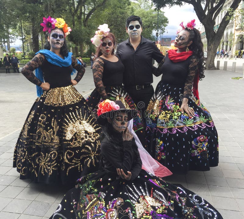 Hombre Pintado Como Un Cráneo Y Mujeres Vestidos Como Catrinas Tradicionales Imagen de archivo editorial - Imagen de culturas, traje: 102723504 Hombre Pintado Como Un Cráneo Y Mujeres Vestidos Como Catrinas Tradicionales Imagen de archivo editorial - Imagen de culturas, traje: 102723504
