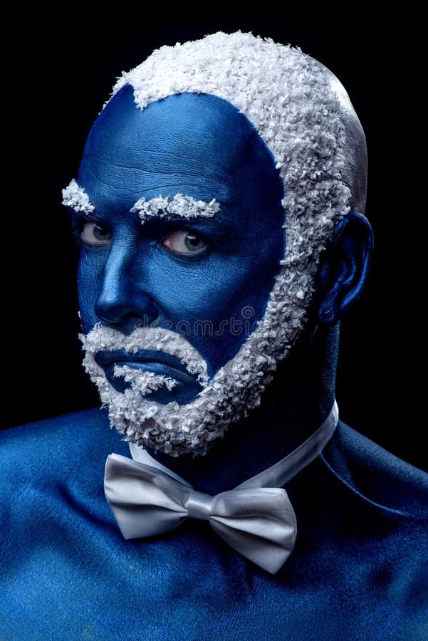 Paloma segundo césped Hombre Pintado En Color Azul Con El Pelo Y La Barba Nevosos Foto de archivo  - Imagen de persona, primer: 77210130