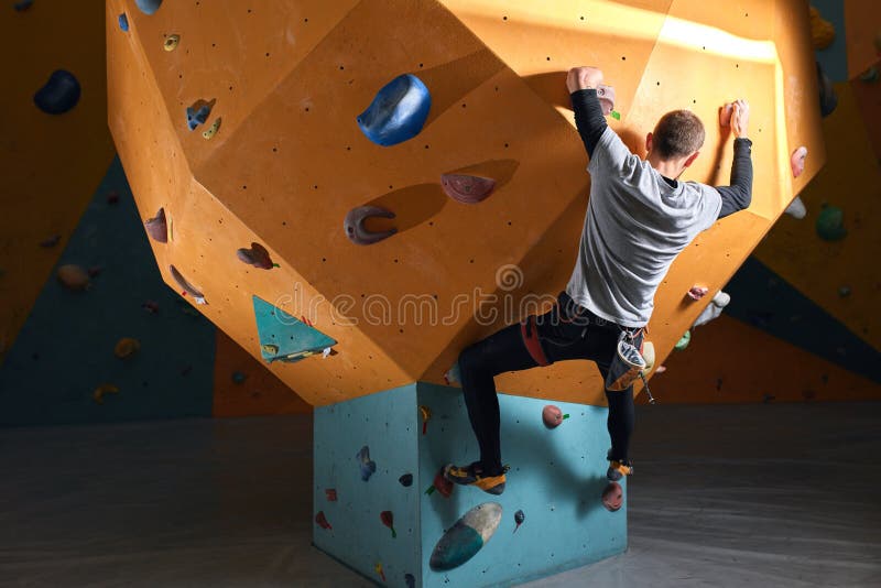 Hombre potente sin el entrenamiento del antebrazo en el centro bouldering fotografía de archivo Hombre potente sin el entrenamiento del antebrazo en el centro bouldering fotografía de archivo