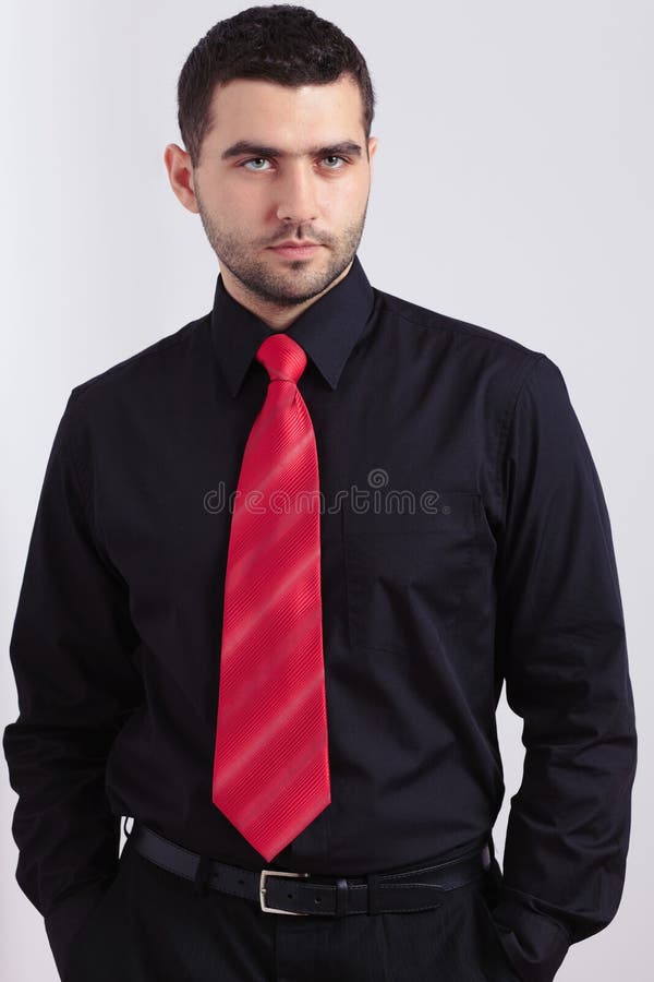 Hombre Preocupante En Camisa Negra Y Corbata Roja Foto de archivo - Imagen de persona, hombre: 23192746