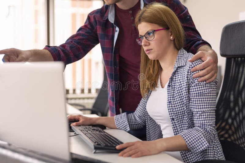 Hombre que acosa sexual el colega femenino en el trabajo imagen de archivo libre de regalías Hombre que acosa sexual el colega femenino en el trabajo imagen de archivo libre de regalías