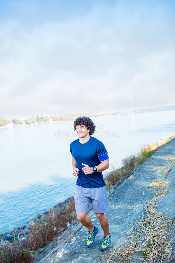 Hombre que activa y que corre al aire libre en naturaleza fotos de archivo Hombre que activa y que corre al aire libre en naturaleza fotos de archivo