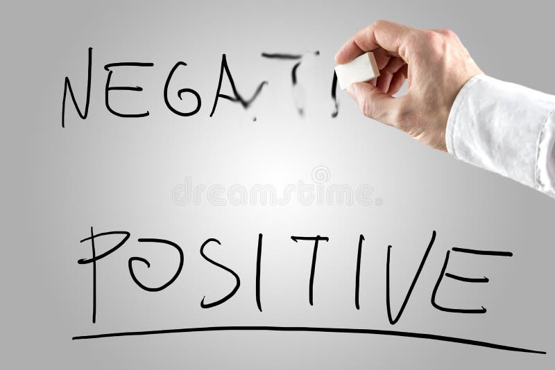 Hombre que borra la negativa sobre positivo foto de archivo libre de regalías Hombre que borra la negativa sobre positivo foto de archivo libre de regalías