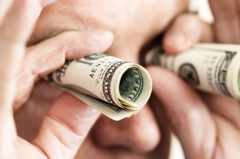 Hombre que busca la inversión su dinero imágenes de archivo libres de regalías Hombre que busca la inversión su dinero imágenes de archivo libres de regalías