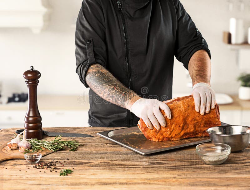 Hombre que cocina el filete de la carne en cocina foto de archivo libre de regalías Hombre que cocina el filete de la carne en cocina foto de archivo libre de regalías