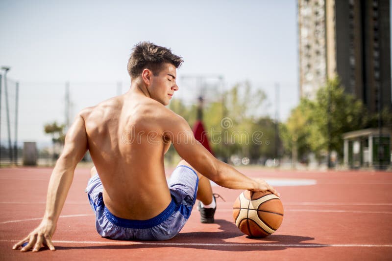 Hombre que descansa de jugar a baloncesto foto de archivo libre de regalías Hombre que descansa de jugar a baloncesto foto de archivo libre de regalías