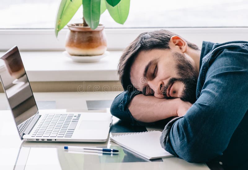 Hombre que duerme con su ordenador portátil fotos de archivo libres de regalías Hombre que duerme con su ordenador portátil fotos de archivo libres de regalías
